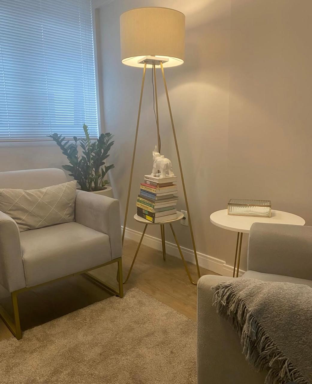 Sala de atendimento do consultório, com poltronas claras e luz suave