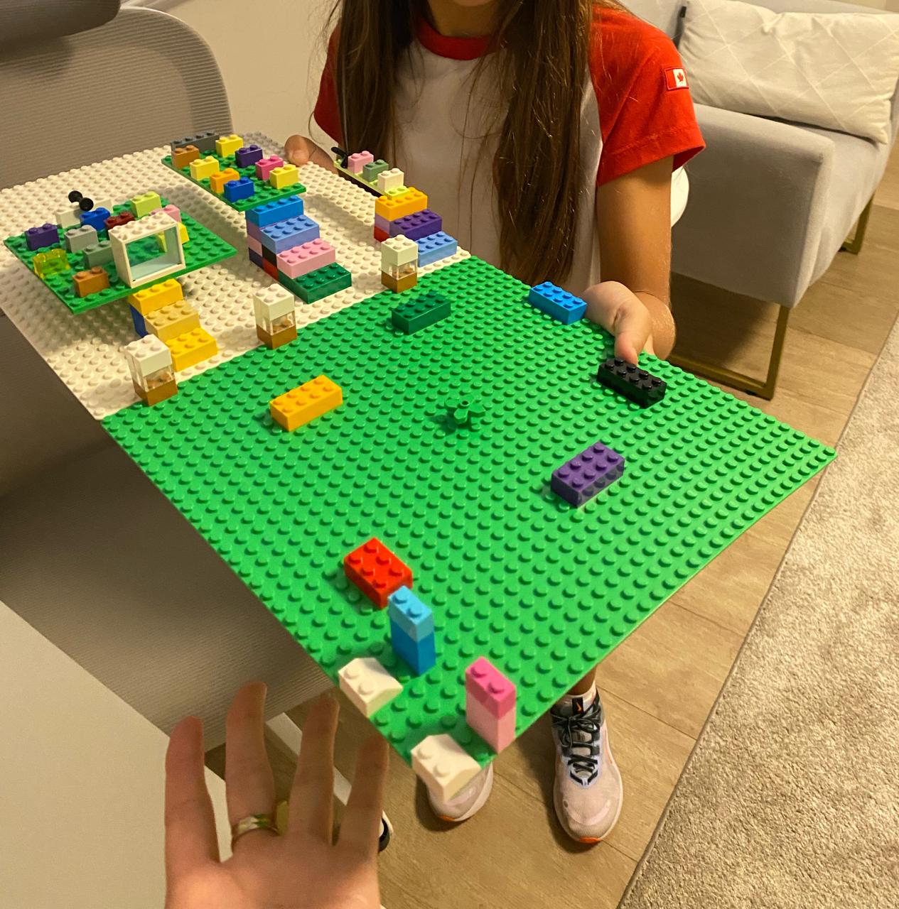 Atividade lúdica com blocos de montar durante o atendimento infantil